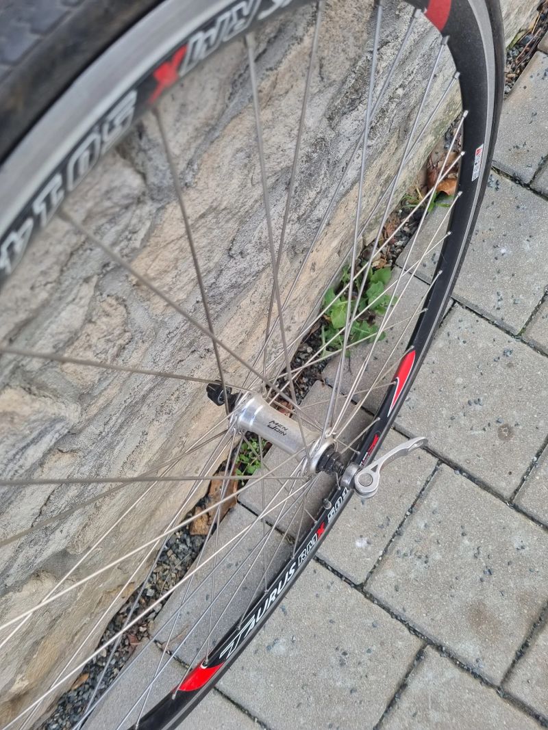 Silniční zapletená kola Taurus 622x14mm