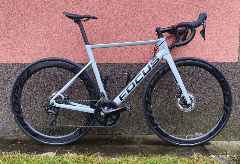 Karbonové silniční kolo Focus Izalco Max 8.6