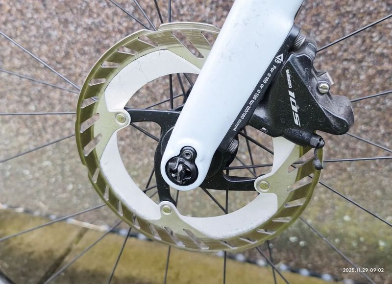 Karbonové silniční kolo Focus Izalco Max 8.6