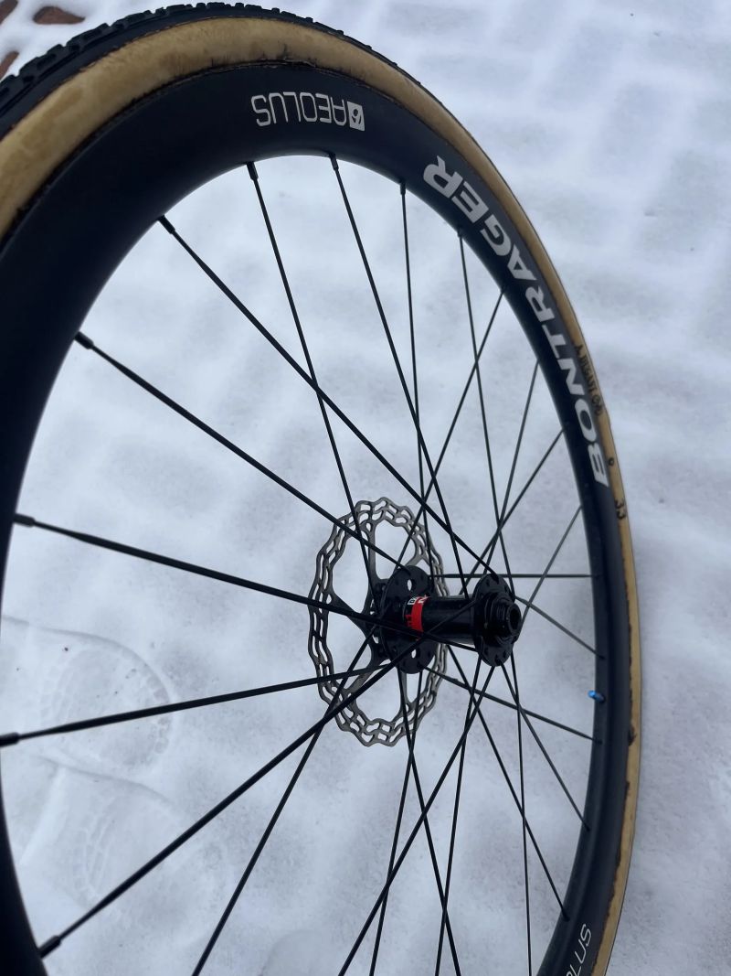 Zapletená kola Bontrager aeolus s nalepenými galuskami dugast