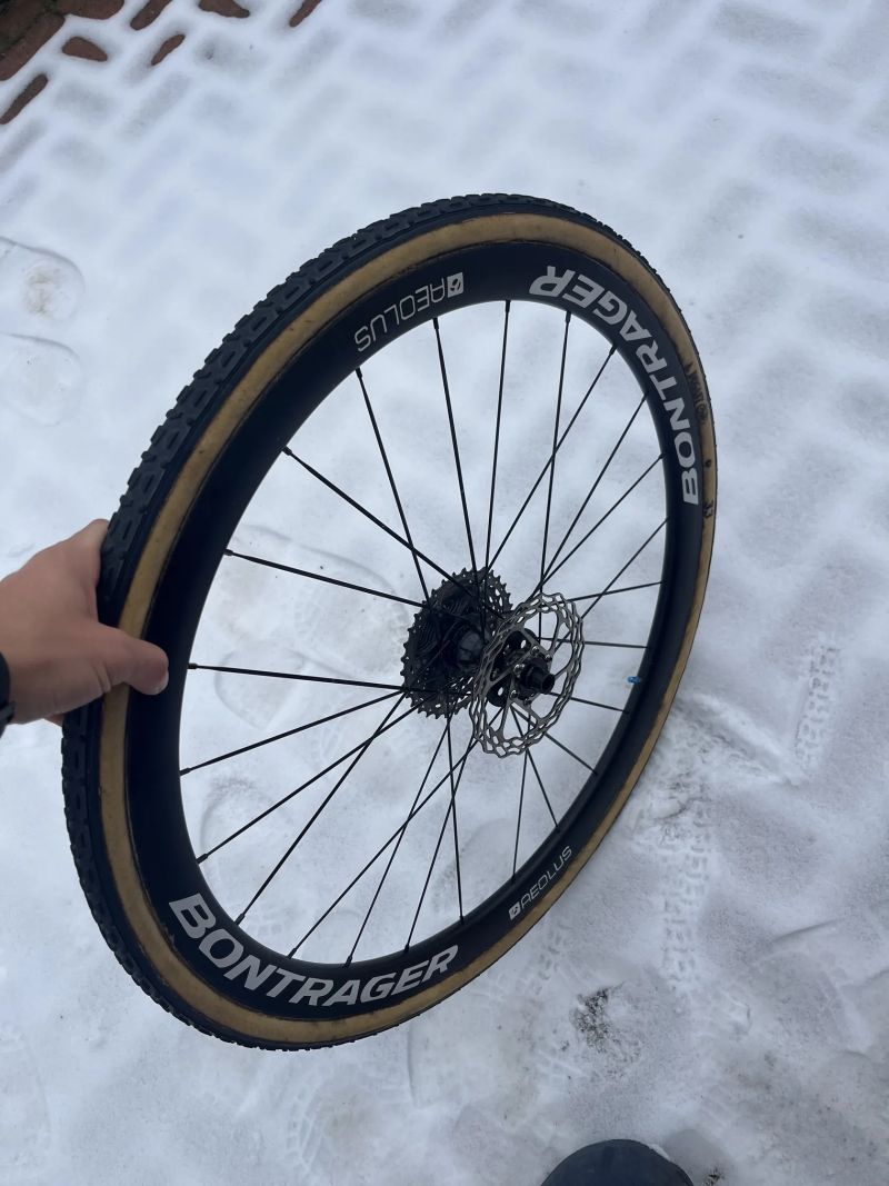 Zapletená kola Bontrager aeolus s nalepenými galuskami dugast