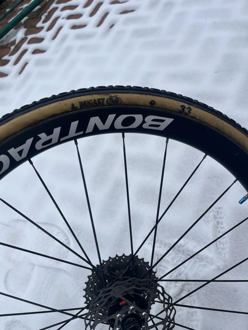 Zapletená kola Bontrager aeolus s nalepenými galuskami dugast