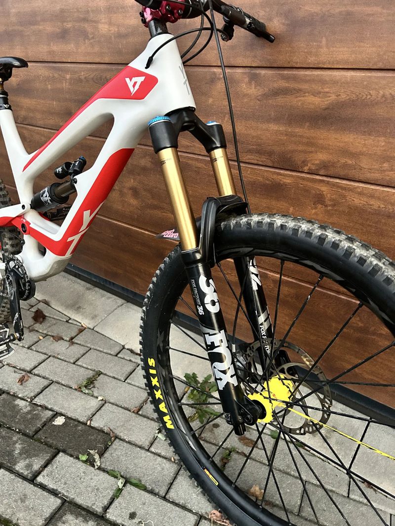 YT Industries Capra CF