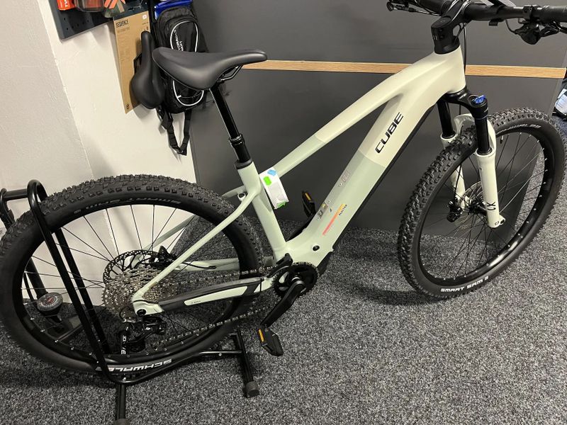 CUBE Reaction Hybrid PRO 800 vel.M a L 2026 NOVÝ MODEL