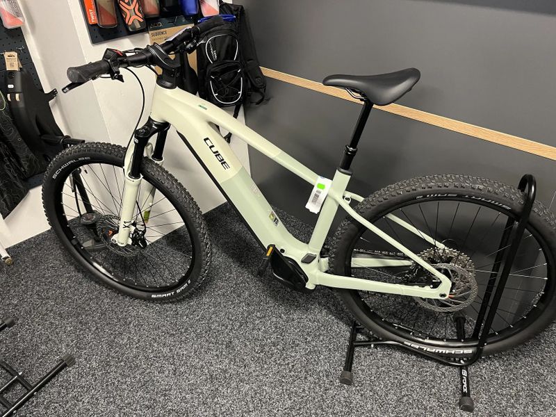 CUBE Reaction Hybrid PRO 800 vel.M a L 2026 NOVÝ MODEL