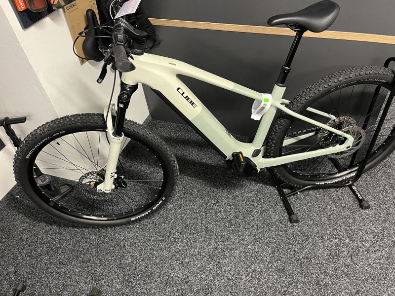 CUBE Reaction Hybrid PRO 800 vel.M a L 2026 NOVÝ MODEL