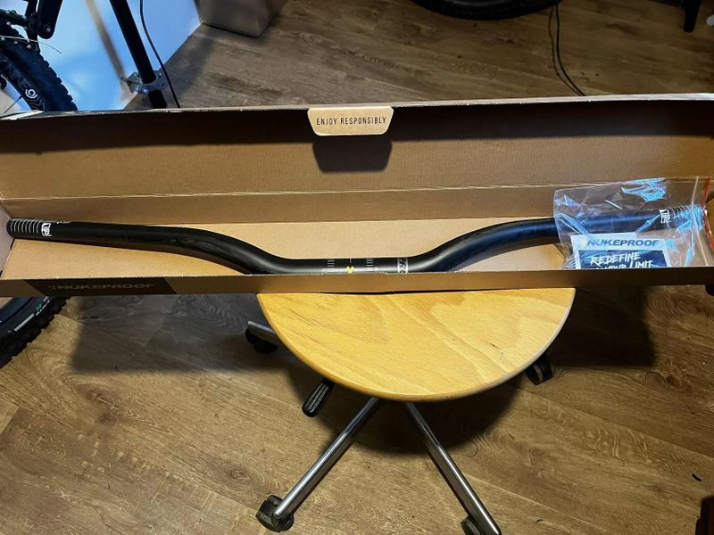 Nová řídítka Nukeproof carbon 