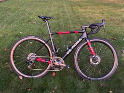 De Rosa MERAK - Cofidis WT, raketa (2 pary kol, 3x kazeta, 2x prevodniky)