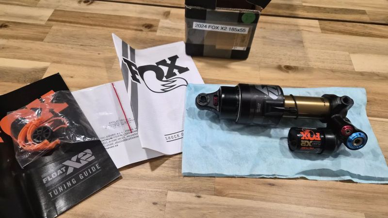 Tlumič FOX X2 Factory 185x55 Trunion 2024 - top stav