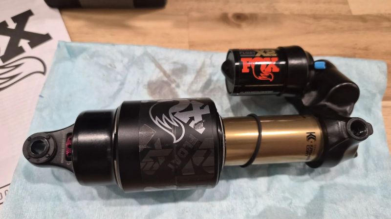 Tlumič FOX X2 Factory 185x55 Trunion 2024 - top stav