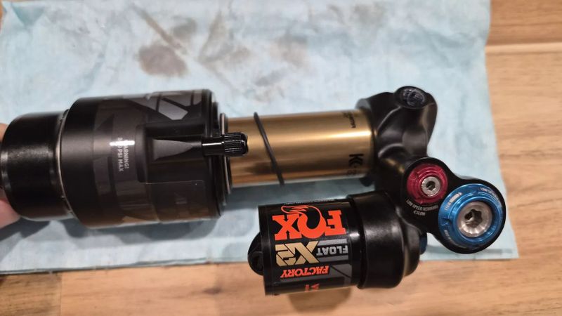 Tlumič FOX X2 Factory 185x55 Trunion 2024 - top stav