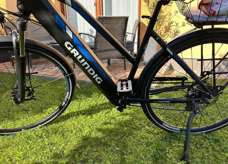 nové trekingové / městské elektrokolo Grundig ETB2800 250W, baterie Samsung 36V 14,7AH, dojezd 110km
