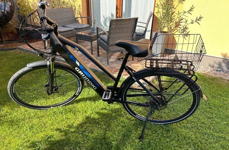 nové trekingové / městské elektrokolo Grundig ETB2800 250W, baterie Samsung 36V 14,7AH, dojezd 110km