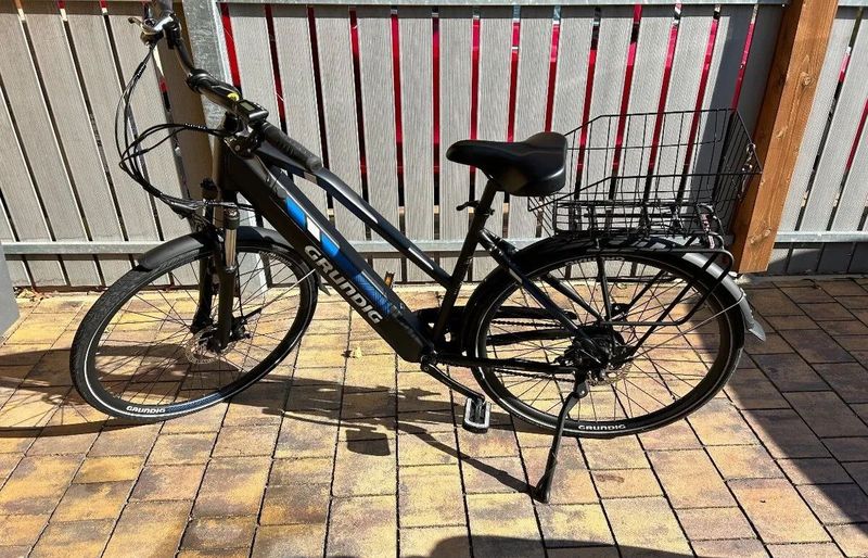 nové trekingové / městské elektrokolo Grundig ETB2800 250W, baterie Samsung 36V 14,7AH, dojezd 110km