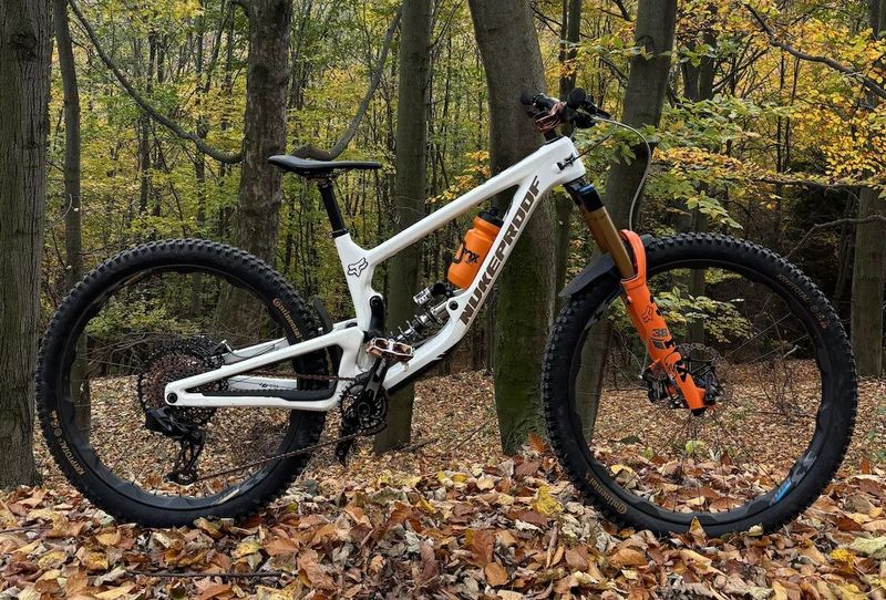 NUKEPROOF GIGA 290 Carbon (EXT Shock) bílá M