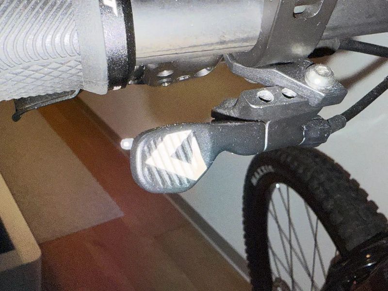 Nová teleskopická sedlovka Giant Contact Switch AT 200 mm, 30,9 mm