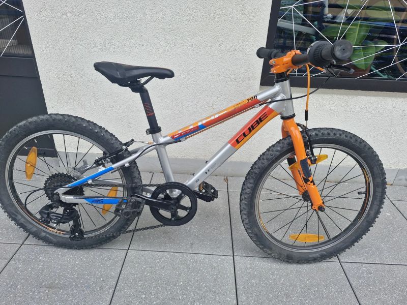 Cube 200 action team