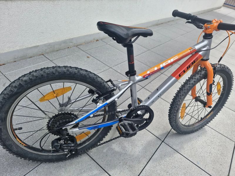 Cube 200 action team