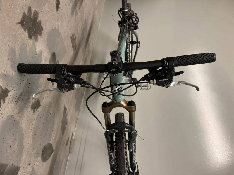 Horské kolo Vedora 17" (M), zdarma přilba + kapsa s nářadím