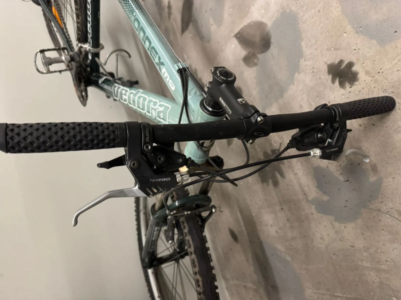 Horské kolo Vedora 17" (M), zdarma přilba + kapsa s nářadím