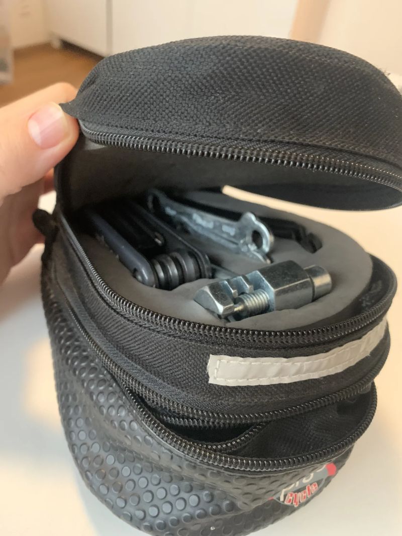 Horské kolo Vedora 17" (M), zdarma přilba + kapsa s nářadím