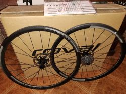 Silniční kolan Roval Alpinist CL HG, náboje DT SWISS 350,+ kazeta a kotouče 