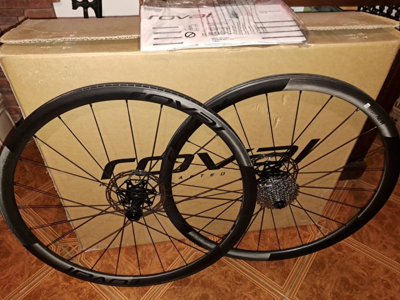 Silniční kolan Roval Alpinist CL HG, náboje DT SWISS 350,+ kazeta a kotouče 