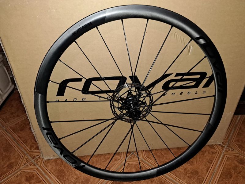 Silniční kolan Roval Alpinist CL HG, náboje DT SWISS 350,+ kazeta a kotouče 