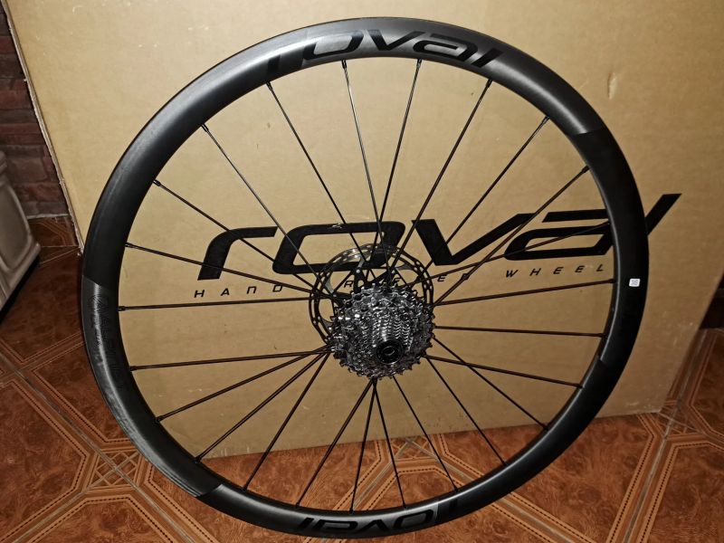 Silniční kolan Roval Alpinist CL HG, náboje DT SWISS 350,+ kazeta a kotouče 