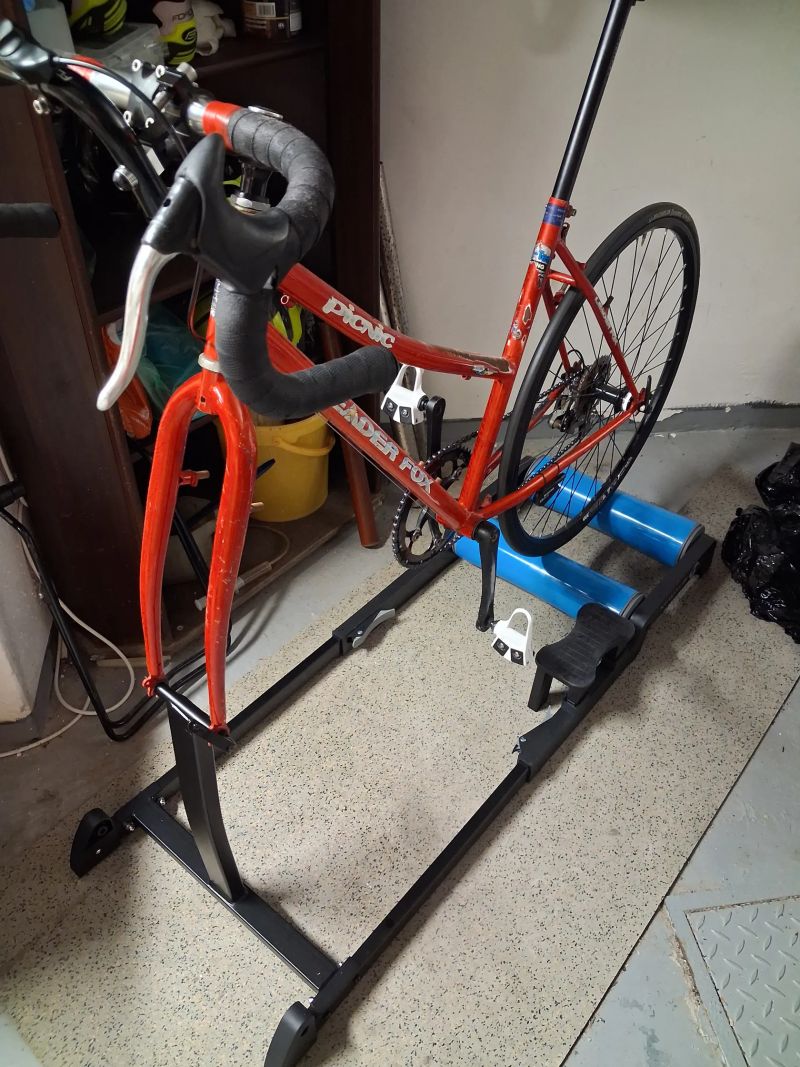 Válce s pevným předním uchycením 