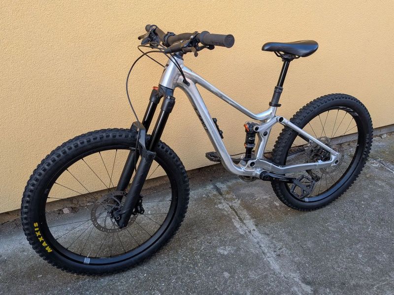 24" celoodpružené kolo Giant Faith 24