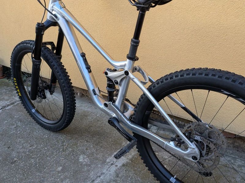 24" celoodpružené kolo Giant Faith 24