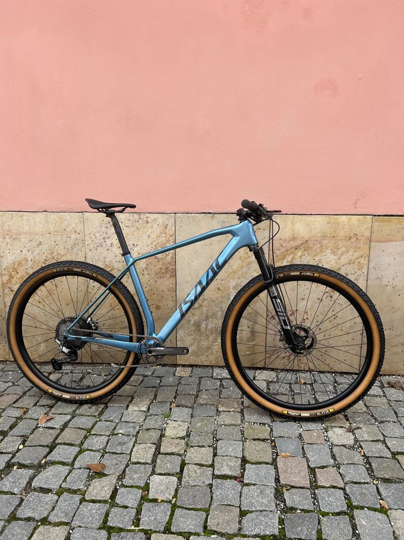 Isaac Baryon – špičkový karbonový hardtail 8,81 kg