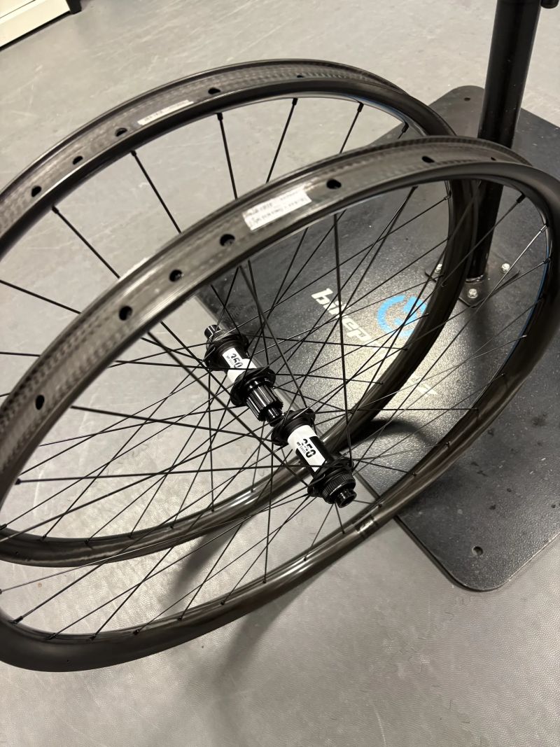 Duke Lucky Jack SLS 30 HD + DT 350 + Sapim CX Ray