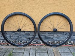 Karbonová kola Giant SLR1 42mm s novými plášti Cadex Race