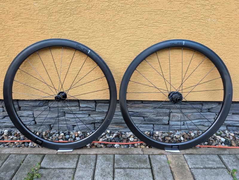 Karbonová kola Giant SLR1 42mm s novými plášti Cadex Race