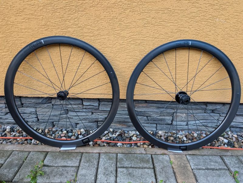 Karbonová kola Giant SLR1 42mm s novými plášti Cadex Race