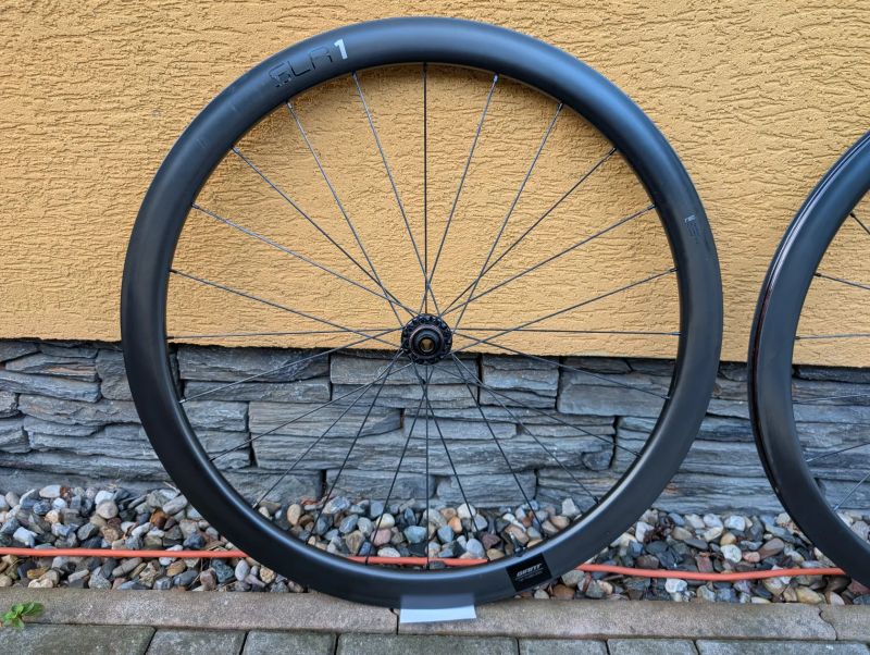 Karbonová kola Giant SLR1 42mm s novými plášti Cadex Race