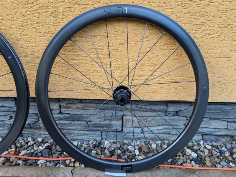Karbonová kola Giant SLR1 42mm s novými plášti Cadex Race