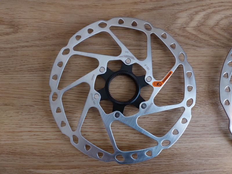 brzdové kotouče Shimano SM-RT 64-M centerlock 203 a 180 mm