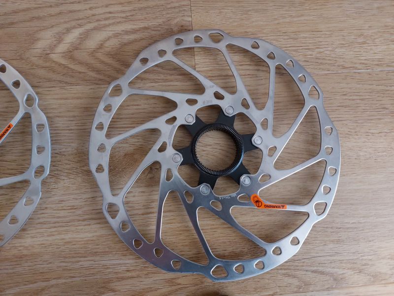 brzdové kotouče Shimano SM-RT 64-M centerlock 203 a 180 mm