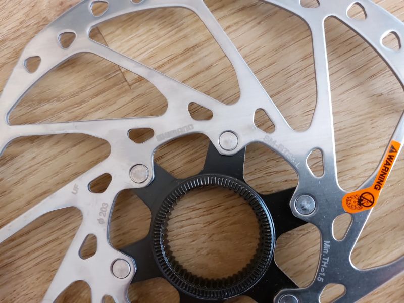 brzdové kotouče Shimano SM-RT 64-M centerlock 203 a 180 mm