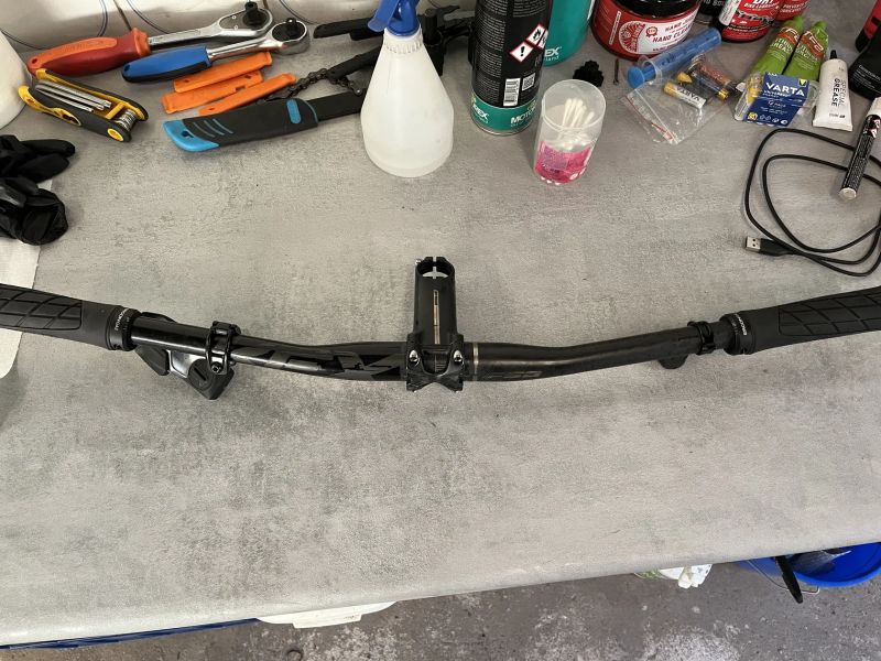 Karbonová řídítka + představec FSA KFX