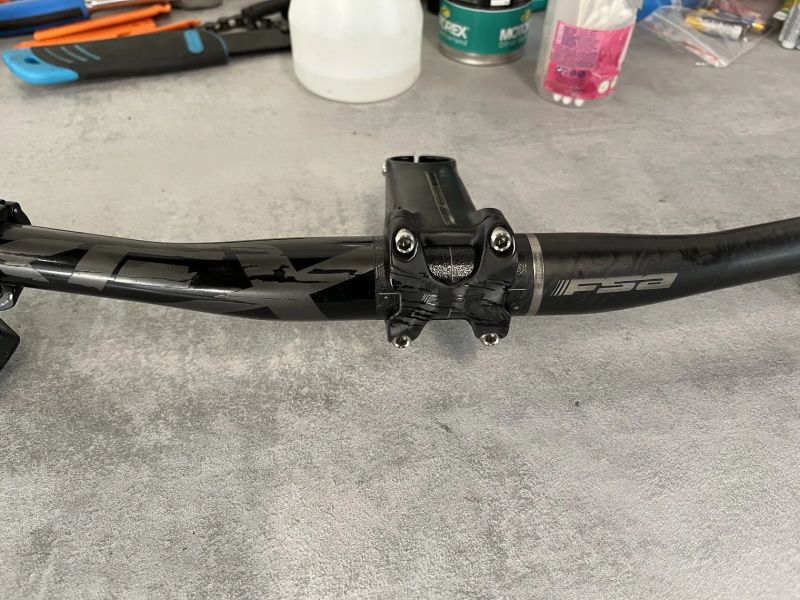 Karbonová řídítka + představec FSA KFX