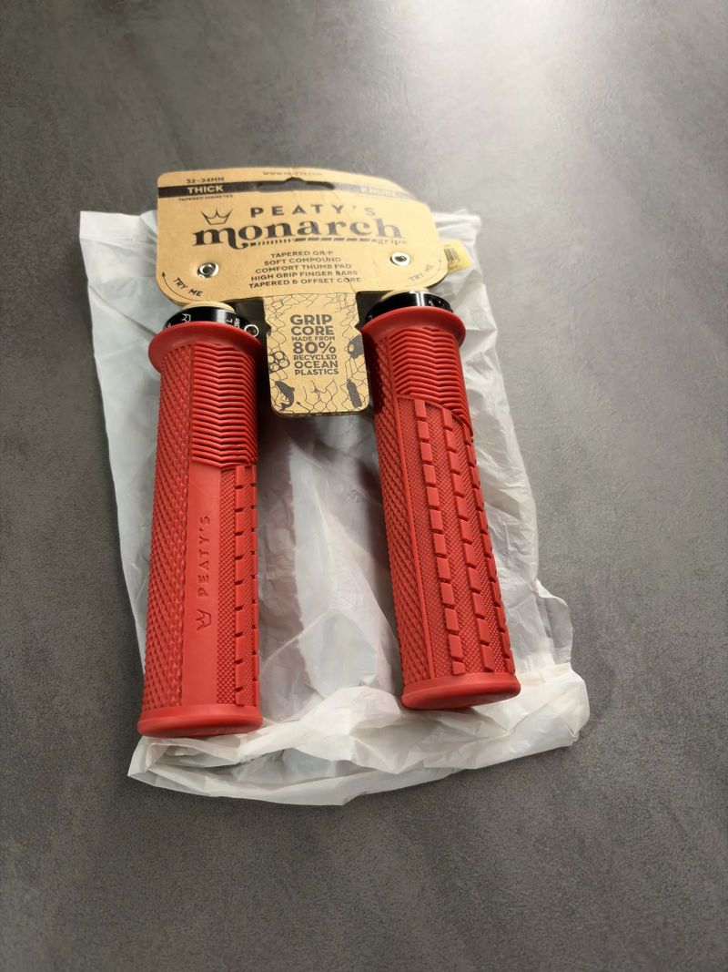 NOVÉ GRIPY PEATY'S MONARCH KNURL THICK 32-34