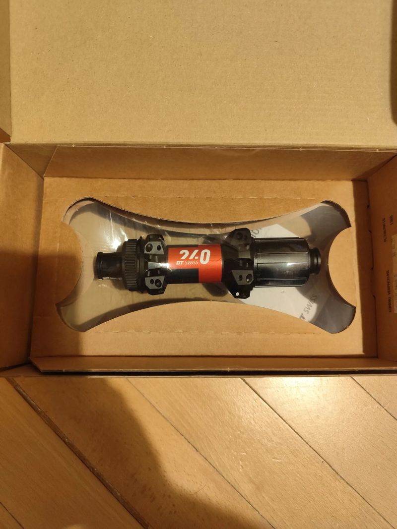 Zadní náboj DT Swiss 240 148x12, straightpull, centerlock 