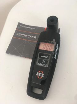 Manometr digitální tlakoměr SKS AIRCHECKER - nove