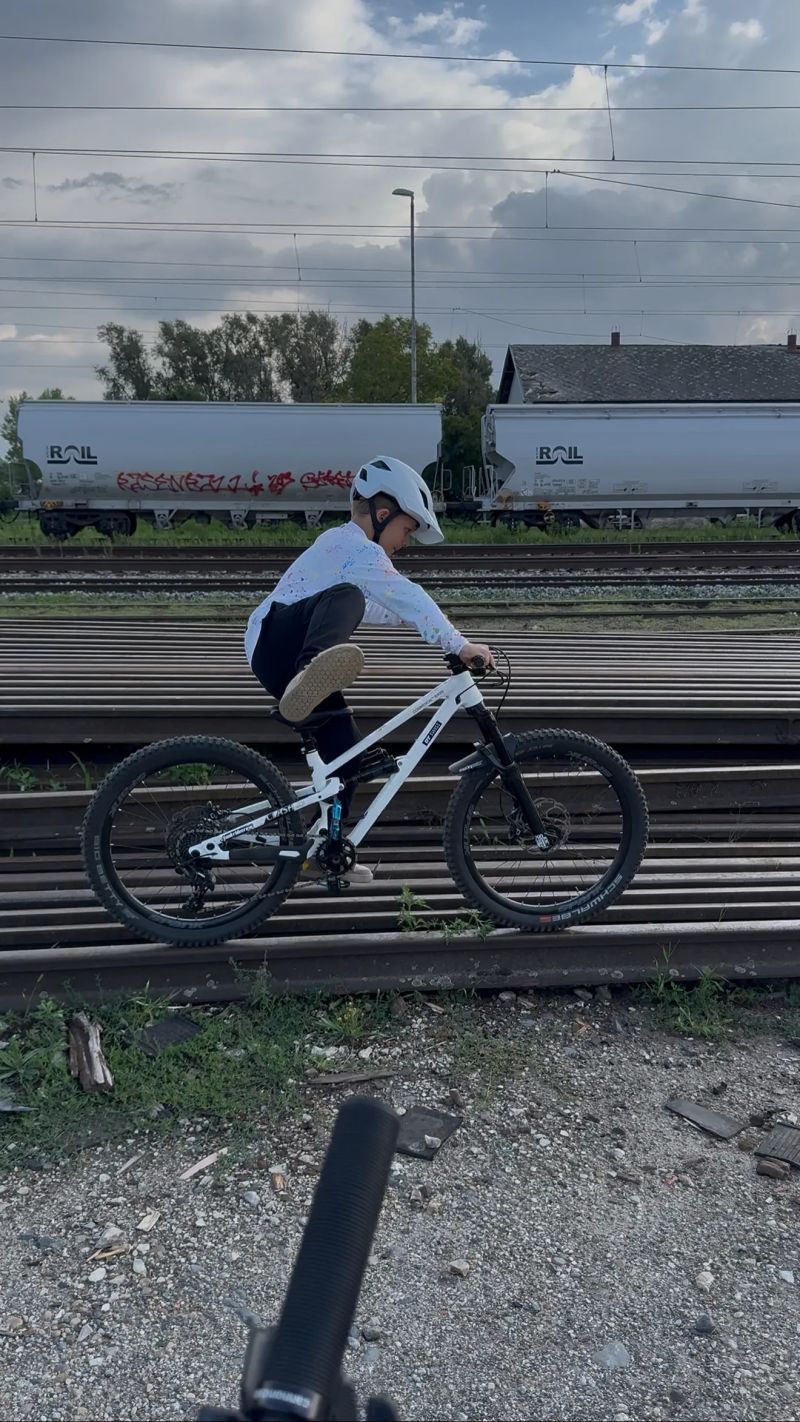 Commencal Clash 24 Pure White