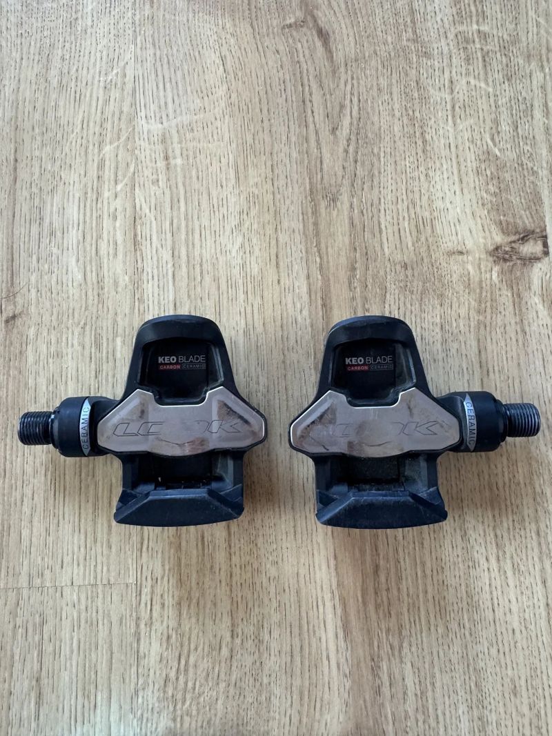 Prodám 2 páry silničních pedálů LOOK KEO BLADE CARBON ( možno i jednotlivě )