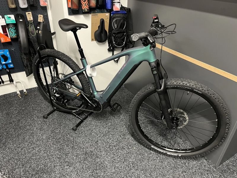 CUBE Reaction Hybrid RACE 800 vel.L a XL 2026 NOVÝ MODEL Polarlight